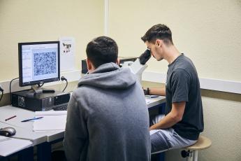 2 étudiants qui travaillent en TP Mesures Physiques