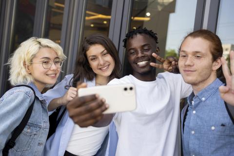 Groupe d'étudiants qui fait un selfie
